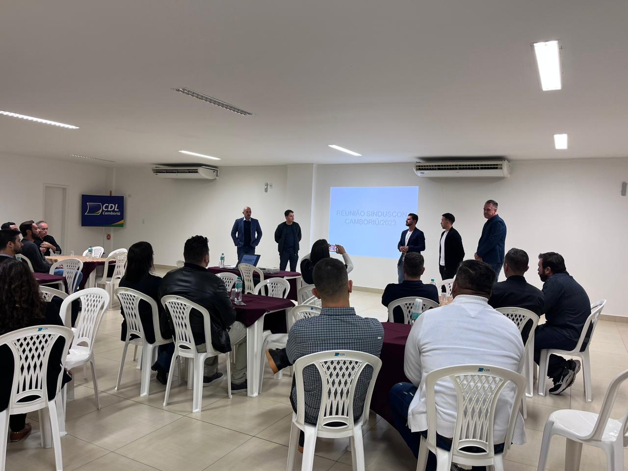VEREADOR JOHN LENON PARTICIPA DE ENCONTRO COM EMPRESÁRIOS DA CONSTRUÇÃO CIVIL DE CAMBORIÚ