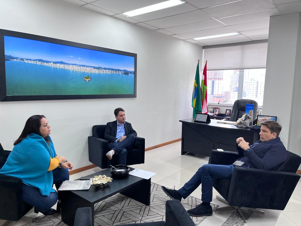 John Lenon se reúne com Prefeito Fabrício Oliveira