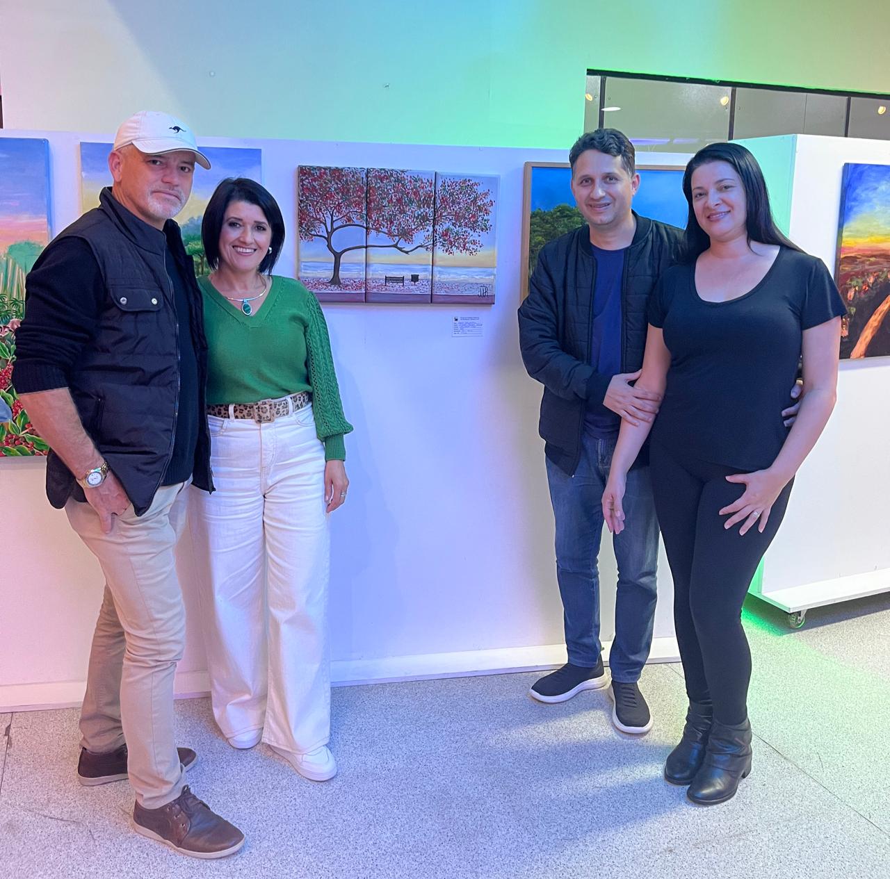 Vereador John Lenon prestigia a Exposição: “Mãe e Filha”, ou seja, Camboriú & Balneário Camboriú