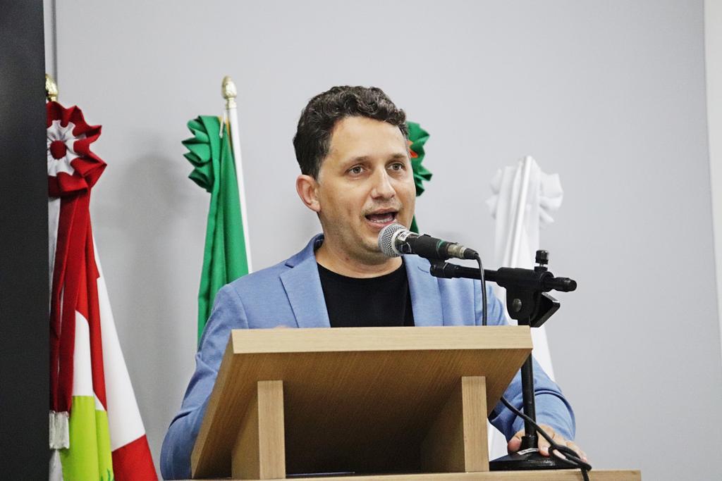 Vereador John Lenon apresenta requerimento de urgência referente o novo piso nacional da enfermagem em Camboriú