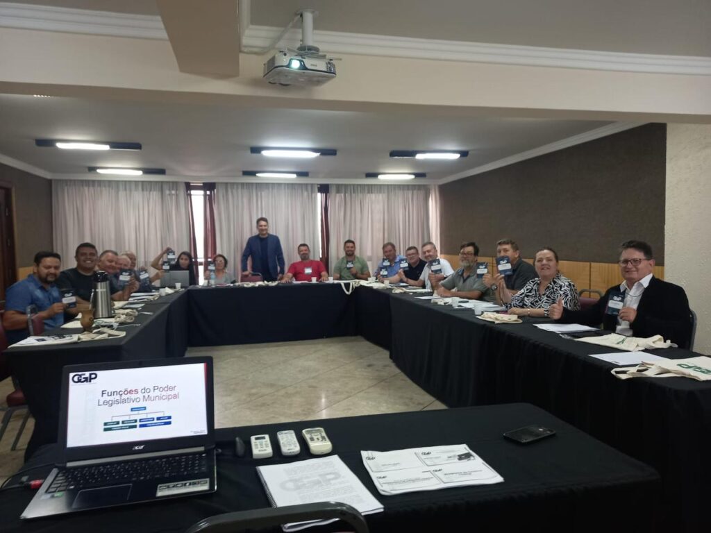 John Lenon ministra curso em Curitiba para vereadores sobre fiscalização e avaliação das políticas públicas