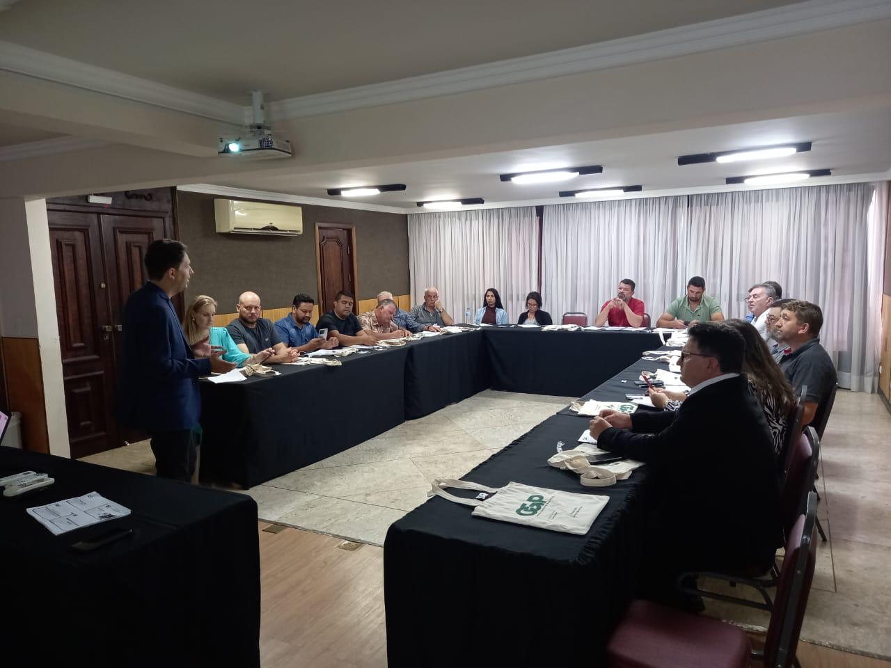 John Lenon ministra curso em Curitiba para vereadores sobre fiscalização e avaliação das políticas públicas