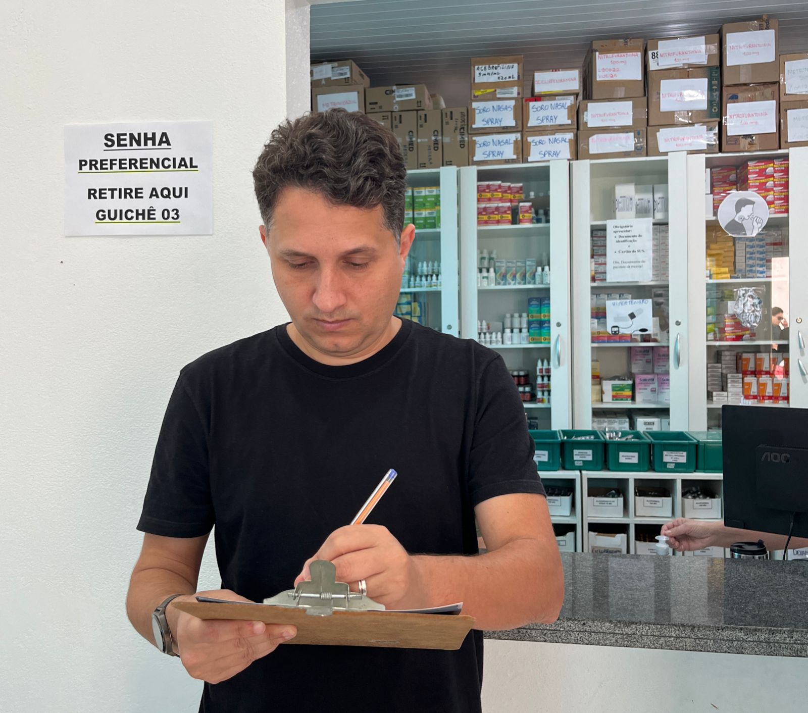 Vereador John Lenon fiscaliza e reivindica melhorias na Farmácia Municipal do Centro em Camboriú