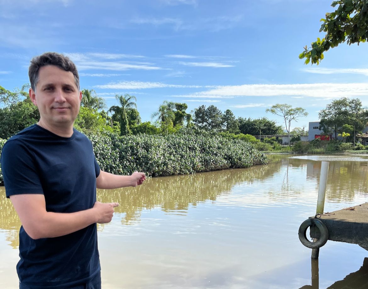 John Lenon apresenta projeto para implantação de ecobarreiras ecológicas no Rio Camboriú