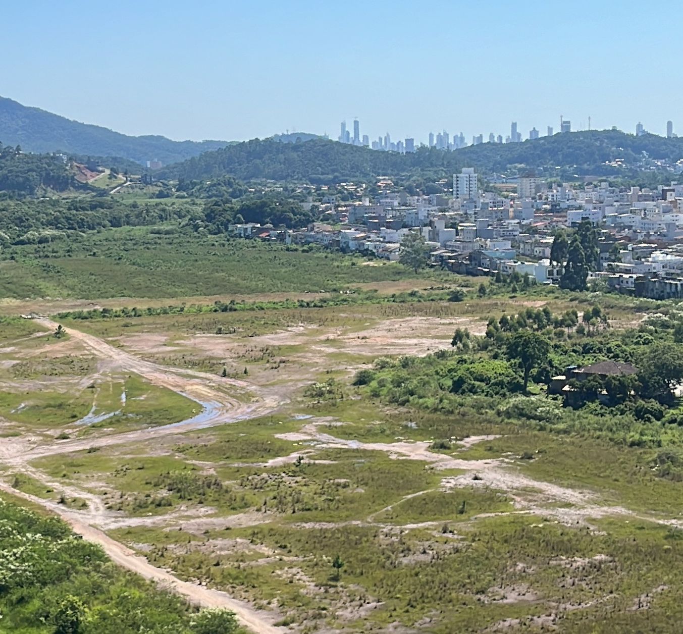 Vereador John Lenon e Associação do Jardim Europa sobrevoam área do Parque Inundável em Camboriú