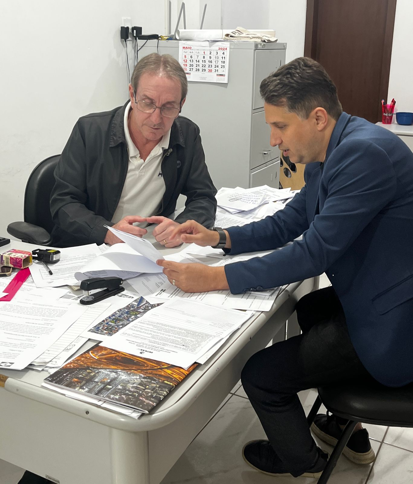 John Lenon recebendo a demanda da Associação dos Moradores