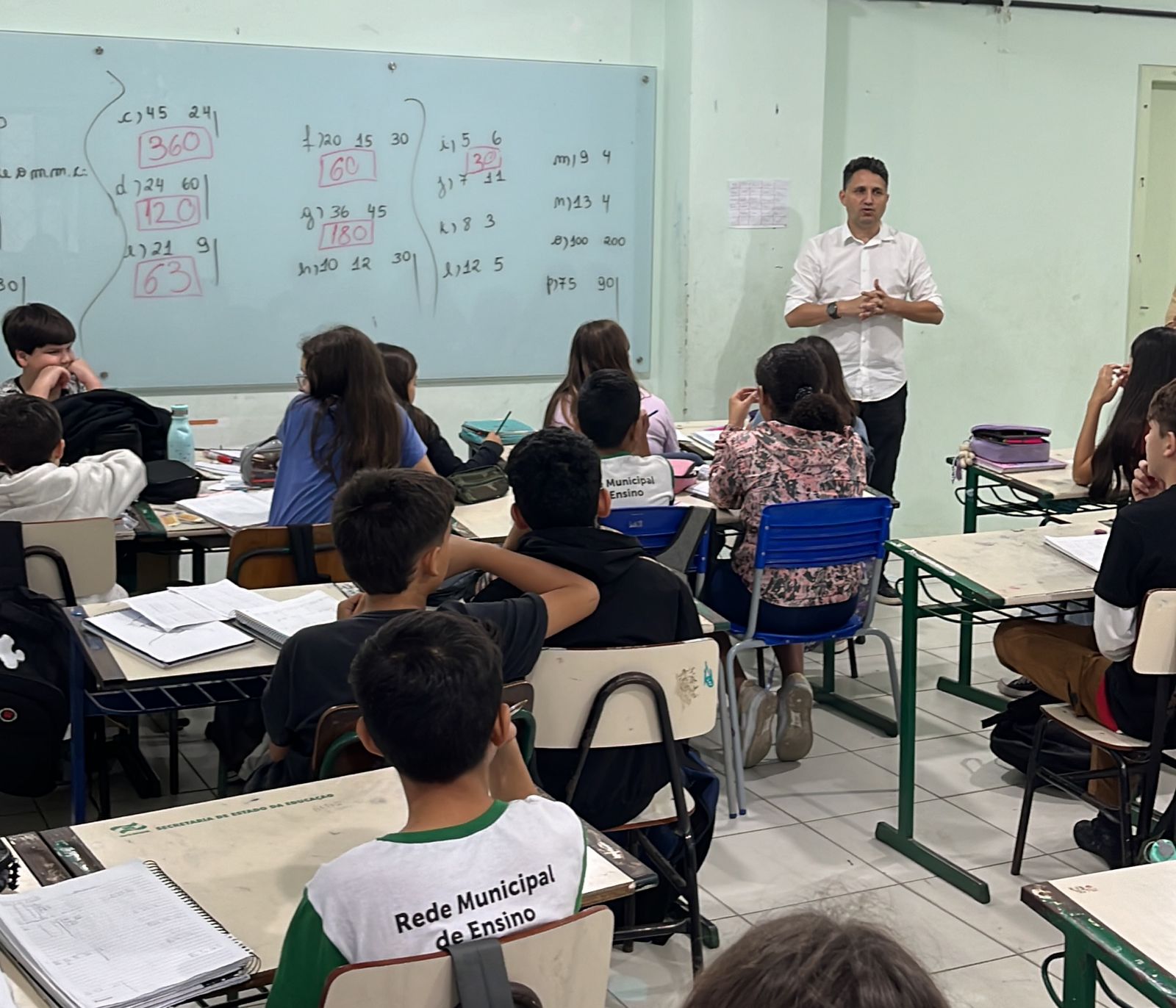 Alunos denunciam falta de professores de matemática e português desde o início do ano letivo.