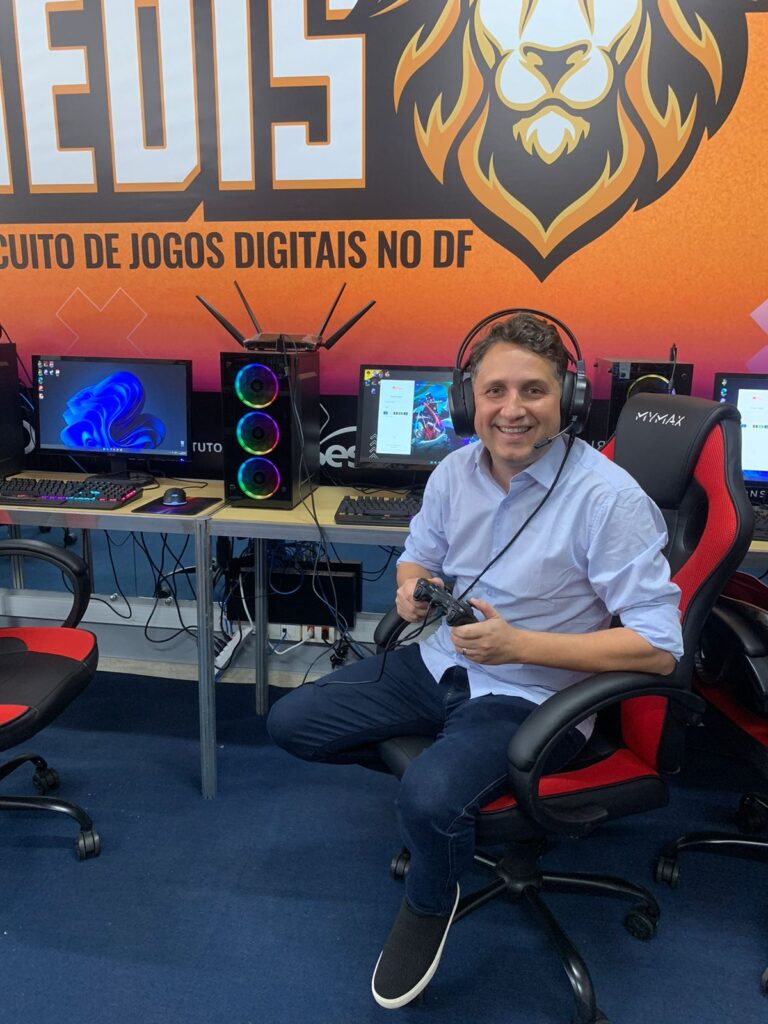 John Lenon apresenta projeto de incentivo a jogos eletrônicos como alternativa de contraturno escolar em Camboriú.